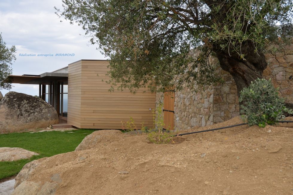 Bardage Red cedar réalisé à coupes d’onglets- Volet à clés en Chêne massif sablé - brise soleil Red cedar près d’Île Rousse